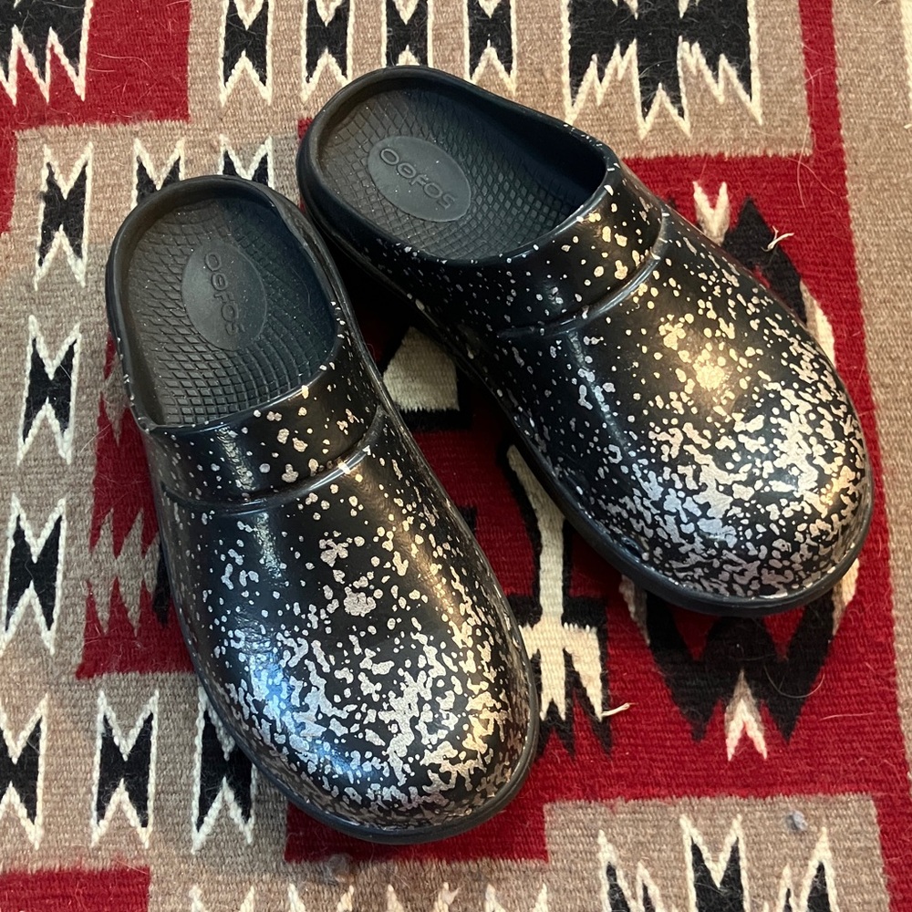 Oofos Champagne Clogs size 6